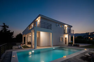 Eingebettet zwischen den bezaubernden UNESCO-Weltkulturerbestädten Trogir und Split Eingebettet zwischen den bezaubernden UNESCO-Weltkulturerbestädten Trogir und Split