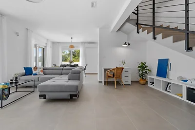 NEW! 3-bedroom villa Pera with heated pool, 7km from beach
