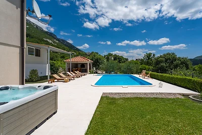 Moderne VILLA BEYBE Pool & Jacuzzi