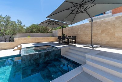 Villa Lady Maris with heated pool