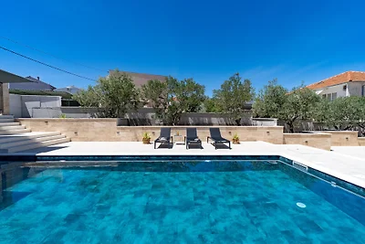Villa Lady Maris with heated pool