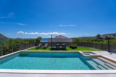 NEW Villa River Hills with Heated pool with hydromassage, Gym, 3 en-suite bedrooms