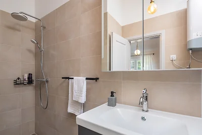 Ein eigenes Badezimmer mit Dusche Ein eigenes Badezimmer mit Dusche