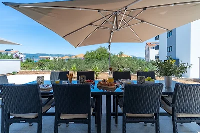 Villa Lady Maris with heated pool
