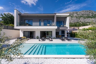 NEW Villa Adventure with 3 en-suite bedrooms, a Media room, private pool, 7km from Omiš