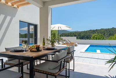 NEW! 3-bedroom villa Pera with heated pool, 7km from beach