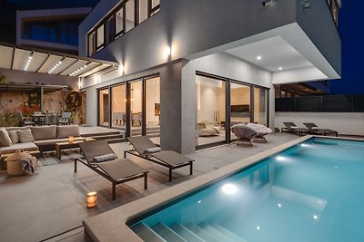 Villa Grey mit privatem Pool