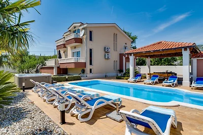 Villa Suker Jacuzzi, Pool, Garten