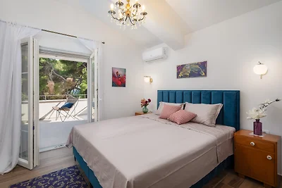 Elegant gestaltete Schlafzimmer, jedes strahlt Komfort und Stil aus Elegant gestaltete Schlafzimmer, jedes strahlt Komfort und Stil aus