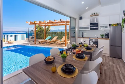 Villa Matan- Pool mit Meerblick