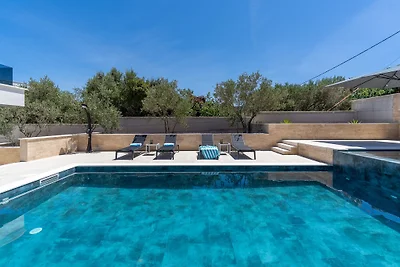 Villa Lady Maris with heated pool