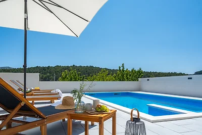 NEW! 3-bedroom villa Pera with heated pool, 7km from beach