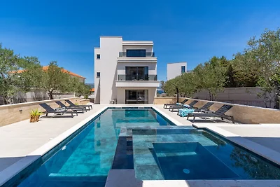 Villa Lady Maris with heated pool