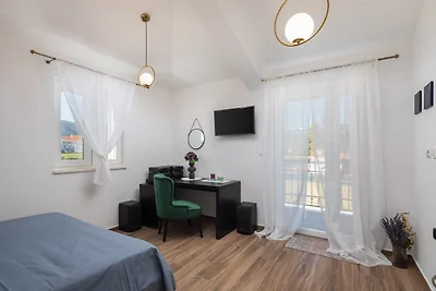 Und ein Balkon mit Blick auf das malerische Meer und den Pool Und ein Balkon mit Blick auf das malerische Meer und den Pool