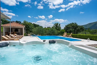 Moderne VILLA BEYBE Pool & Jacuzzi