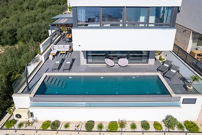 Villa Grey mit privatem Pool