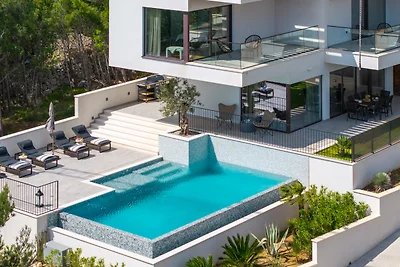 NEW! Villa Briig