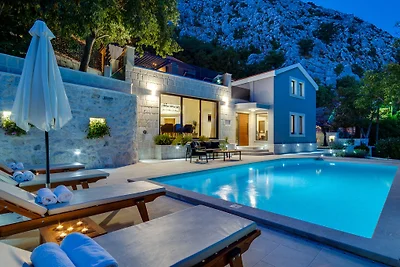 Brand new! Villa Falcon House