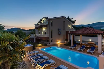 Villa Suker Jacuzzi, Pool, Garten