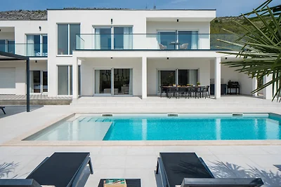 NEW Villa Carmen with 5 en-suite bedrooms, 48 sqm pool, 8km from sea