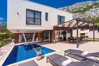 Neue und stilvolle Villa Bruna