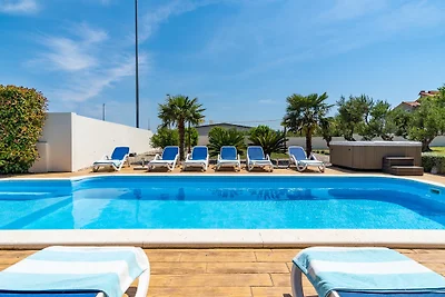 Villa Suker Jacuzzi, Pool, Garten