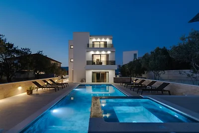 Villa Lady Maris with heated pool
