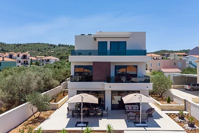 Villa Lady Maris with heated pool