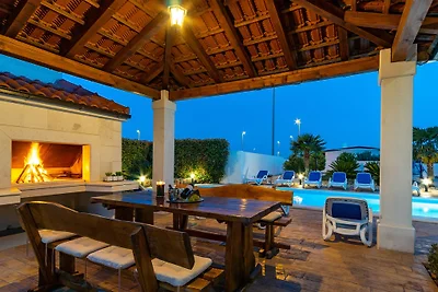 Villa Suker Jacuzzi, Pool, Garten
