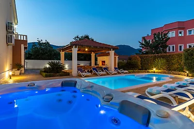 Villa Suker Jacuzzi, Pool, Garten