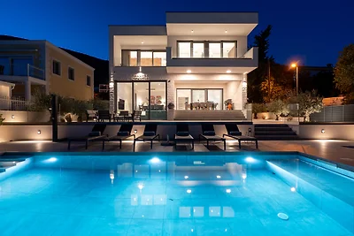 Beachfront Villa Luminara