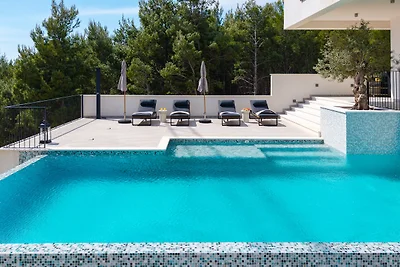 NEW! Villa Briig