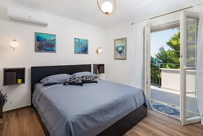 Schlafzimmer Nr. 2 (13qm) verfügt über ein gemütliches Queensize-Bett (160x200) Schlafzimmer Nr. 2 (13qm) verfügt über ein gemütliches Queensize-Bett (160x200)