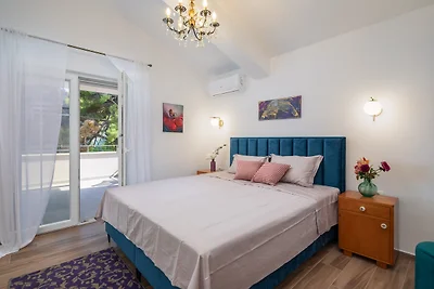 Schlafzimmer mit Bett, Kissen und Pflanzen, ideal zum Entspannen. Schlafzimmer mit Bett, Kissen und Pflanzen, ideal zum Entspannen.