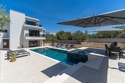 Villa Lady Maris with heated pool