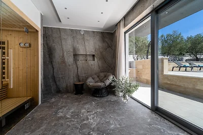 Villa Lady Maris with heated pool