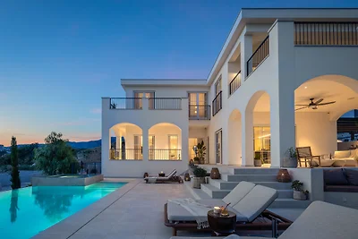 NEW! Villa Neta Lee