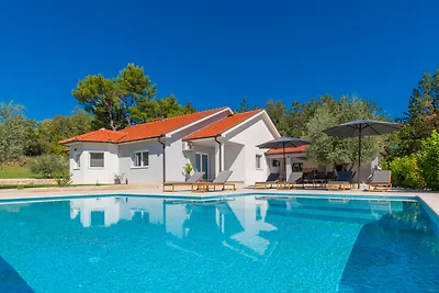 NEW! Villa Green Escape