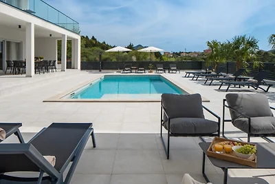 NEW Villa Carmen with 5 en-suite bedrooms, 48 sqm pool, 8km from sea