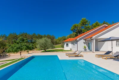 NEW! Villa Green Escape