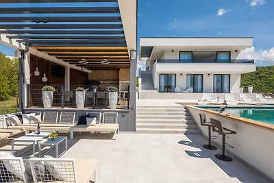 Villa Arya