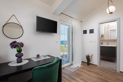 Eine separate Terrasse mit zwei Liegestühlen auf der Nordwestseite lädt zum ruhigen Entspannen ein Eine separate Terrasse mit zwei Liegestühlen auf der Nordwestseite lädt zum ruhigen Entspannen ein