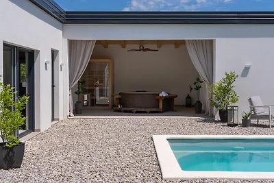 New! Villa Ellamar