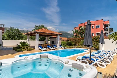 Villa Suker Jacuzzi, Pool, Garten
