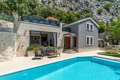 Brand new! Villa Falcon House