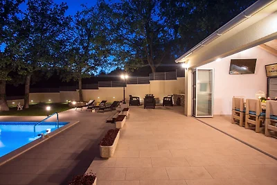 Villa Skura mit beheiztem Pool