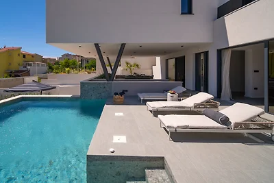 NEW! Villa Siete