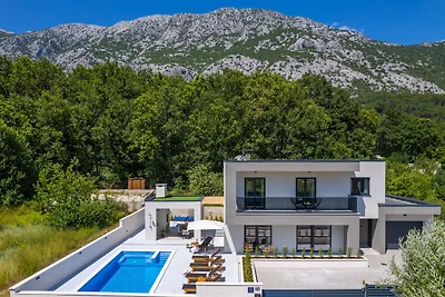 NEW! 3-bedroom villa Pera with heated pool, 7km from beach