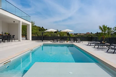NEW Villa Carmen with 5 en-suite bedrooms, 48 sqm pool, 8km from sea
