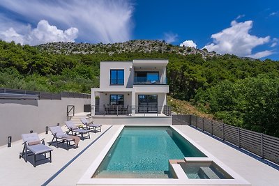 NEW Hillside Villa Paradise